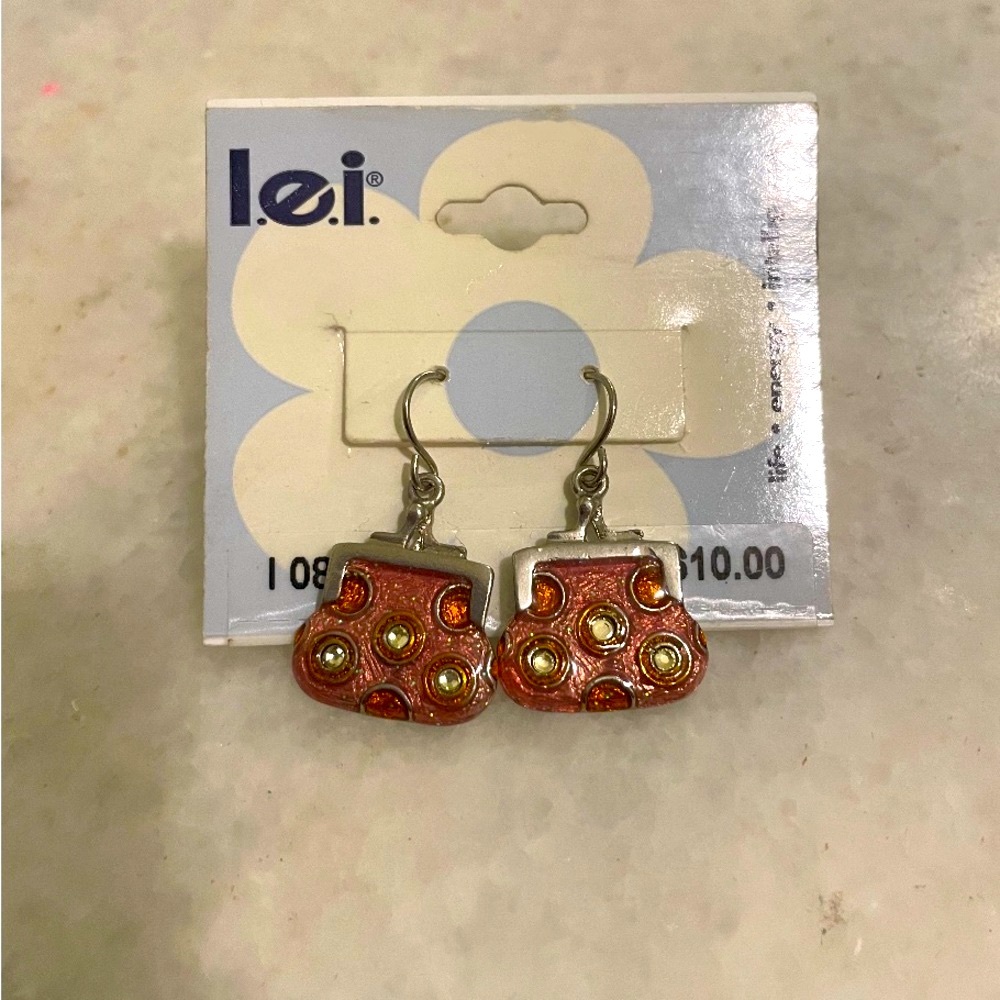 These earring are so cute for a summer night out! Little purses that dangle!